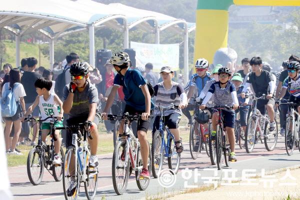 [크기변환]0830-1 제12회 안동시민 녹색자전거 대행진 개최 (2).jpg