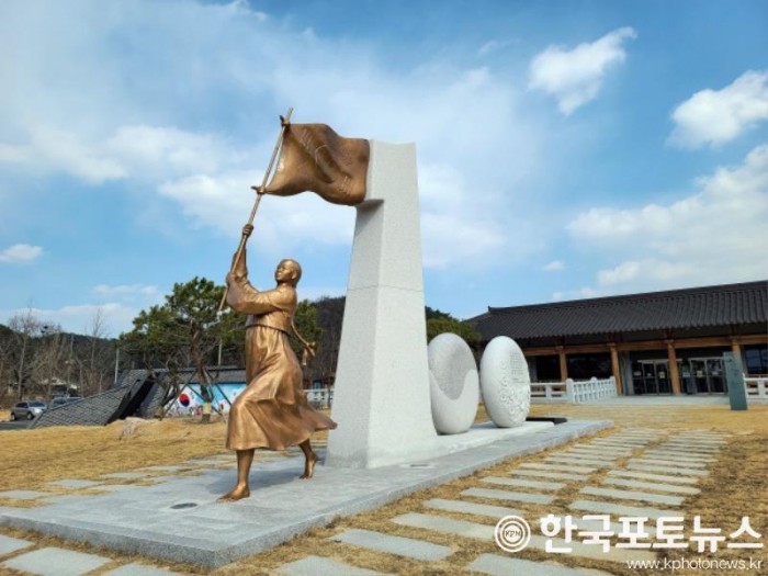 0229 안동  한국 독립운동의 성지가 되다 (2)-경상북도독립운동기념관 조형물.jpg