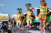 전 세계인의 탈과 탈춤을 만나는 곳 해외공연단 12개국 13개 단체 탈춤 공연장의 열기를 더하다