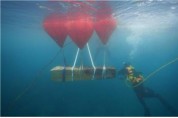 제주 신창리 바다에서 中 중세 무역선의 3.1m 대형 닻돌 발견